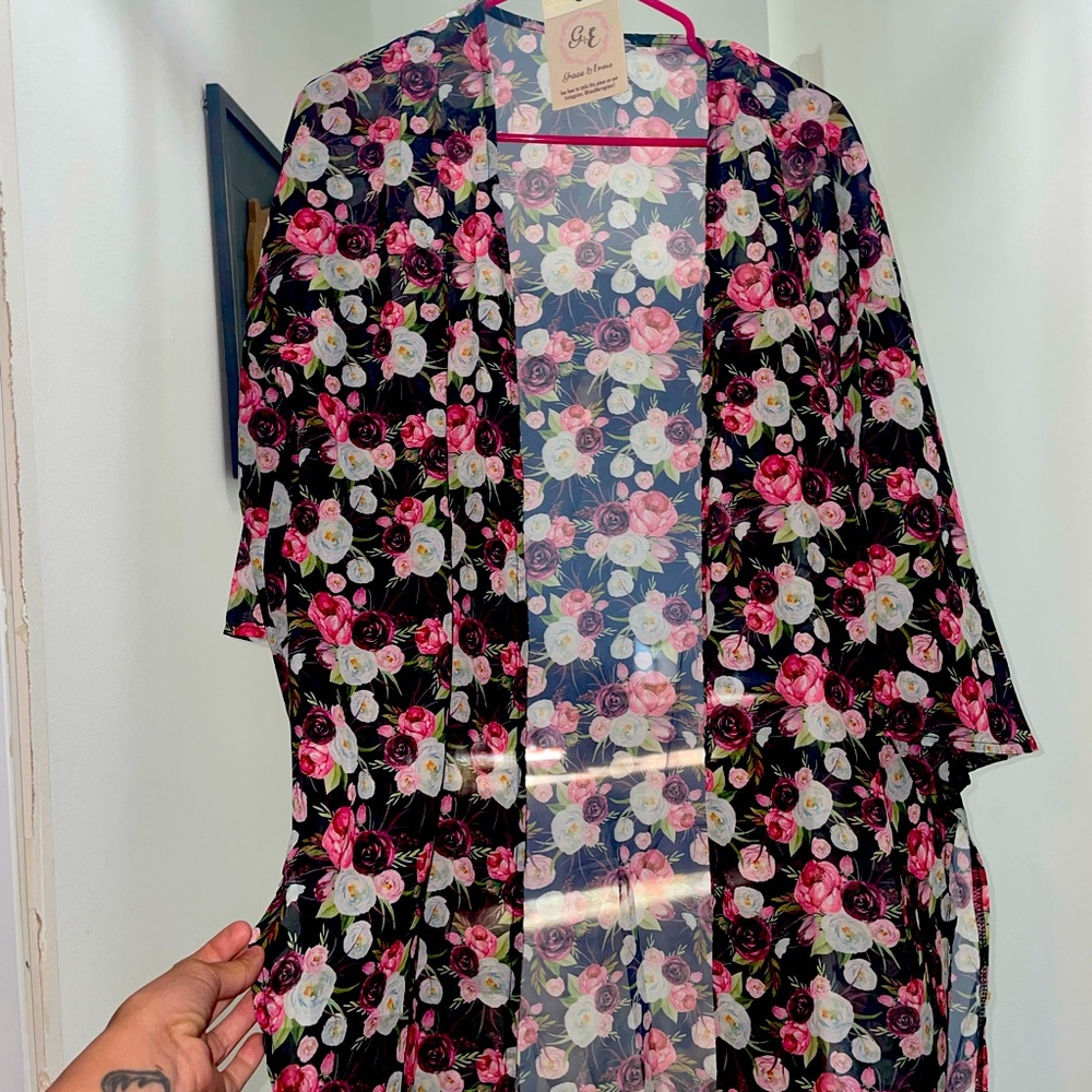 Super cute sheer light weight floral cardigan!